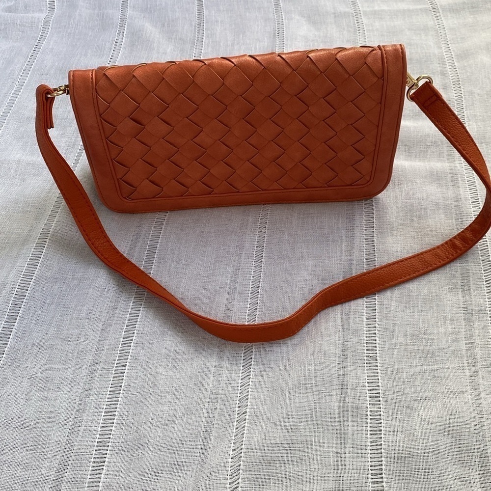Urban Expressions  NWOT orange woven vegan shoulder bag. - Picture 12 of 12